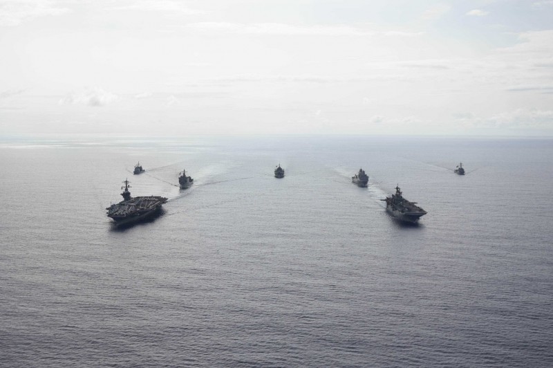 美國海軍24日PO出照片，第七艦隊航母戰鬥群在菲律賓海海域進行遠征打擊訓練。（圖翻攝自美第7艦隊臉書）