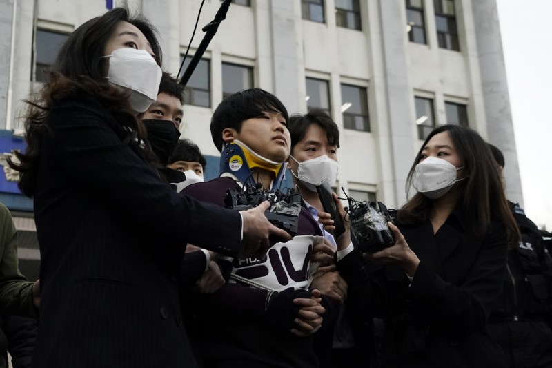 韓國媒體報道N號房主嫌趙主彬（조주빈）的不法所得至少有韓幣33億元（約台幣9100萬元）。更令韓國網友震驚的是「N號房」群組管理人竟有多位未成年人，甚至包含公務人員。（美聯社）