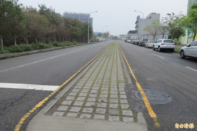 烏日高鐵特區道路中間植草磚將於4月被挖除，改為一般道路，車輛不用擔心被刺穿輪胎。（記者蘇金鳳攝）