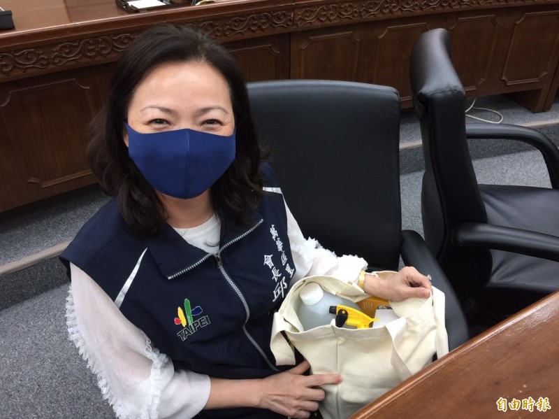 台北市政府即起提供里長、里幹事與防災士「防疫工具包」，用於追蹤武漢肺炎居家檢疫、居家隔離對象的工作使用，圖為萬華區綠堤里長邱郁惠領到的心情高興。（記者陳璟民攝）