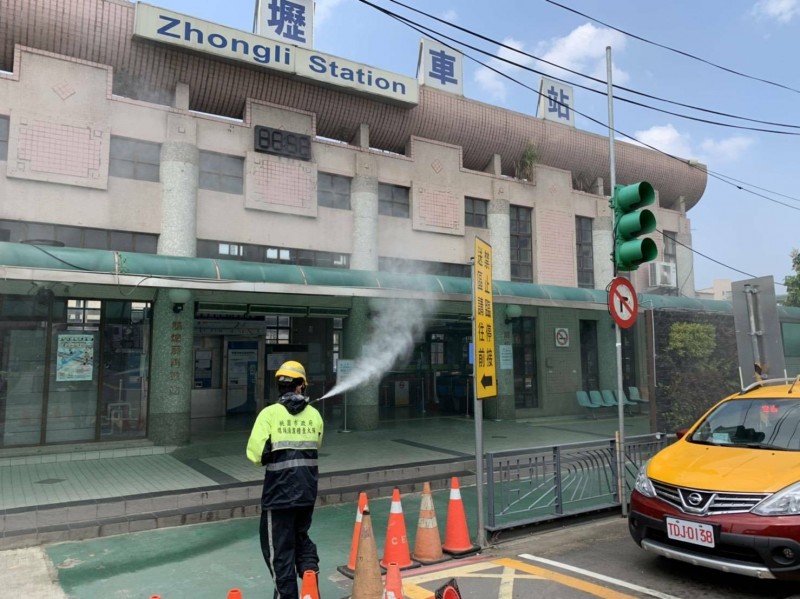 桃園市環保局防疫消毒大隊今天在中壢地區針對火車站、各客運車站進行全面消毒工作。（記者陳恩惠翻攝）