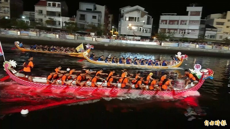 去年台南國際龍舟錦標賽冠軍爭霸戰當晚，湧進20萬人潮。（資料照）