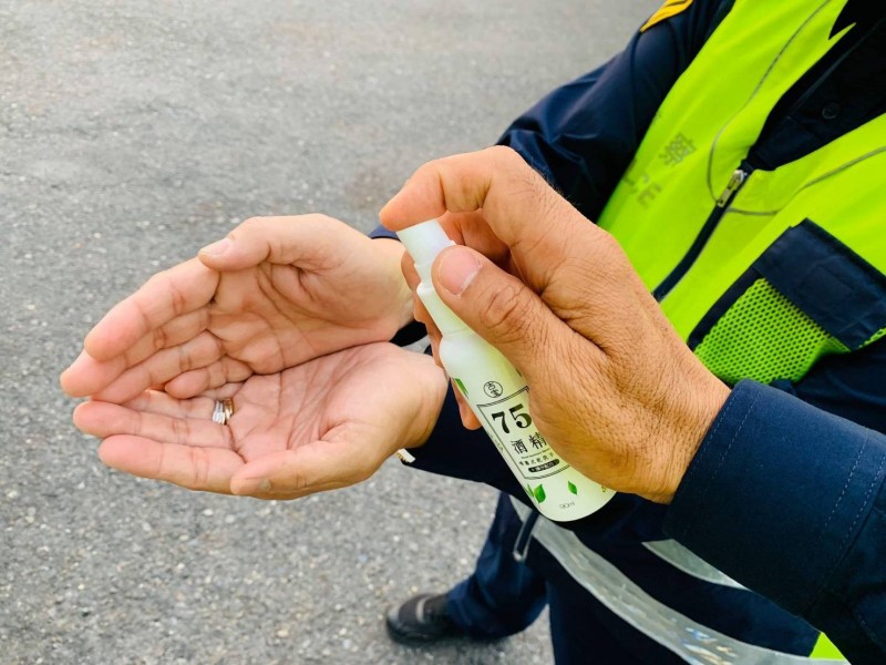 台南市員警獲贈噴霧式乾洗手劑，執勤防疫方便，手護健康。（記者楊金城翻攝）