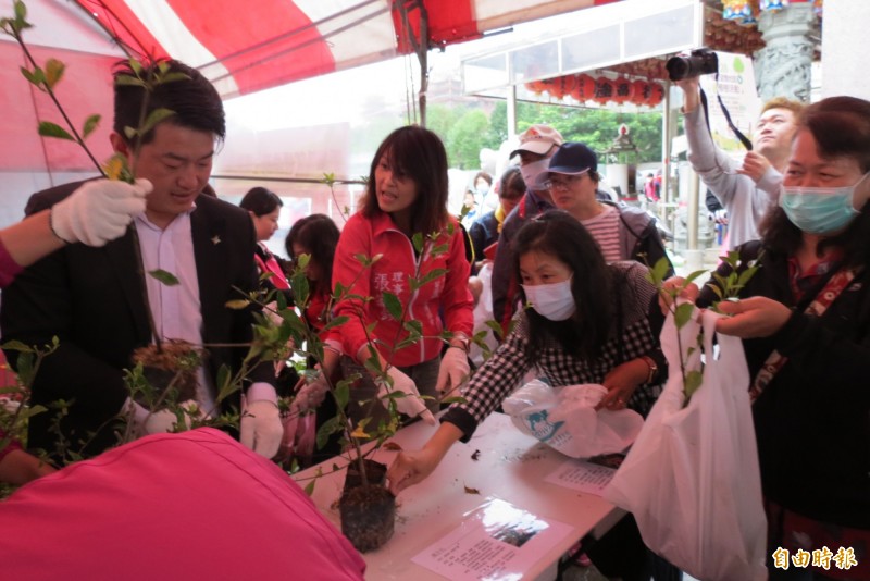 中市議員張家銨攜手立委陳柏惟贈樹苗 民眾冒雨排隊領取 - 生活 - 自由時報電子報