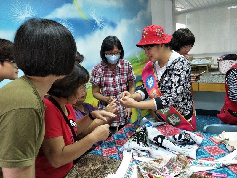 來自中國湖南的黃美麗，在屏東縣「女性夢想館」擔任當月館長，展現自己的刺繡技藝長才。（屏東縣政府提供）