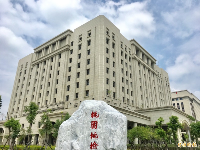 桃園市35歲男子蘇偉智，今天凌晨涉嫌持刀活活刺死19歲劉姓男子，經檢察官複訊後，認蘇男涉犯強盜殺人罪嫌重大，向桃園地方法院聲請羈押。（記者魏瑾筠攝）