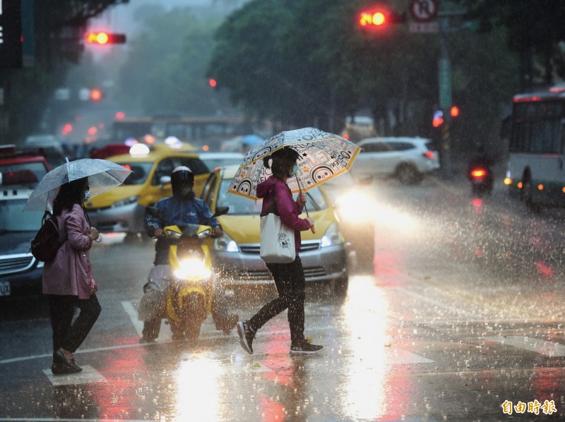 中央氣象局指出，今天（28日）中部以北及東北部地區有陣雨或雷雨。（資料照）