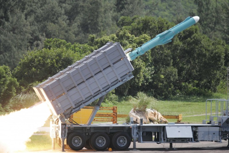 雄二飛彈從機動發射車發射瞬間。（圖：軍聞社提供）