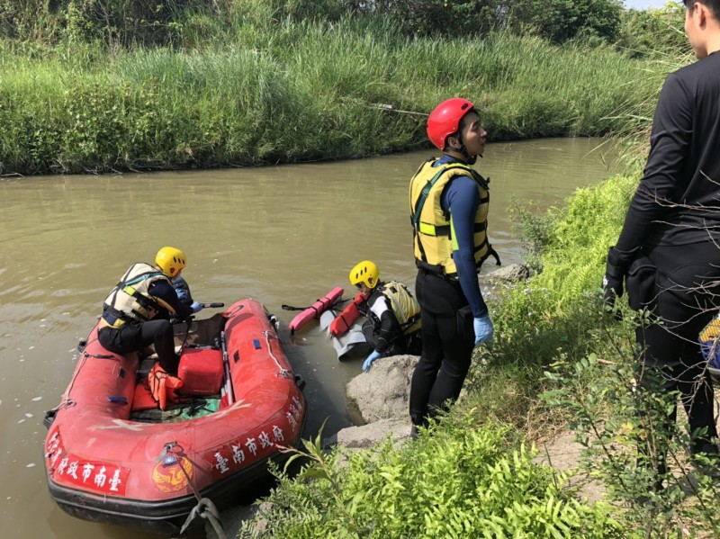 65歲莊姓男子清晨4時前往急水溪捕魚遲未歸,消防人員出動船艇搜尋,在岸邊發現被漁網纏住莊男,已無生命跡象。(記者王涵平翻攝)