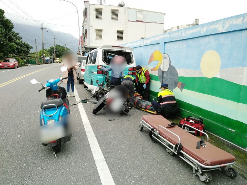 騎乘機車搭載女友人的林男，今下午沿著新城鄉嘉里村往北埔村方向行駛，行經嘉里3街路段時，疑不明原因衝撞停放在圍牆旁的小貨車。（記者王峻祺翻攝）