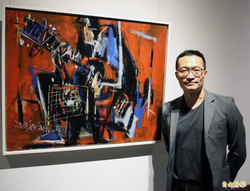 台灣普羅藝術交流協會理事長劉哲志與其參展作品《樂師》。（港藝提供）