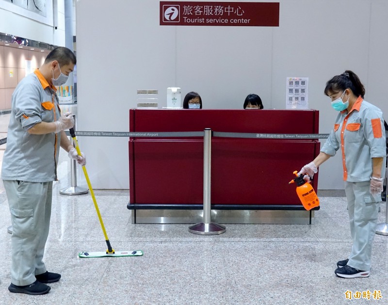 桃園機場旅客服務中心員工確診武漢肺炎，機場公司提高公共空間清潔消毒頻率。（資料照）