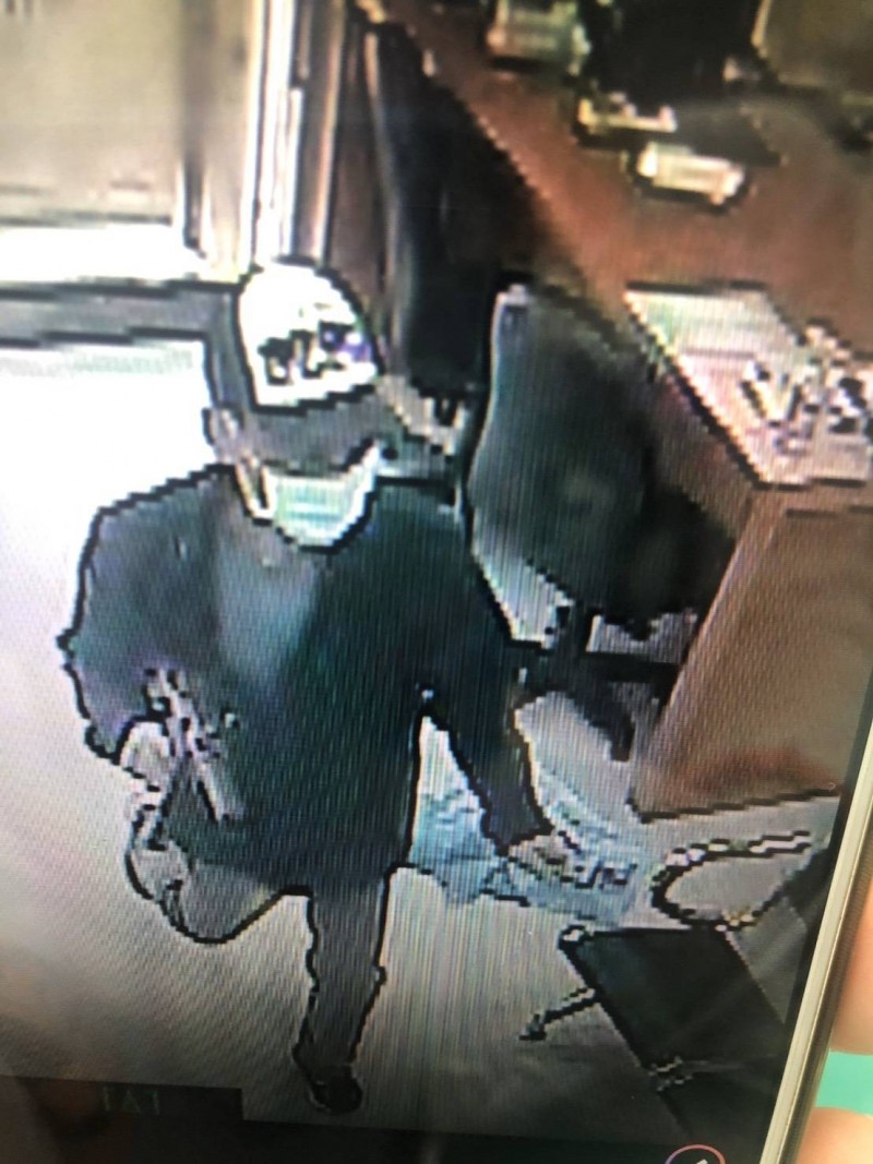 搶匪持槍闖進銀行行搶。（記者王冠仁翻攝）