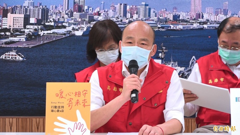 高雄推「暖心相守寄未來活動」，市長韓國瑜響應付5000元，向喜憨兒門市預購、寄杯咖啡。（記者李惠洲攝）