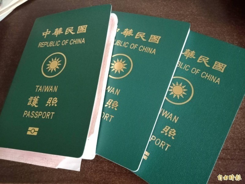 時代力量智庫最新民調結果顯示,有高達74.3%的民眾支持將護照上的英文名字改為Taiwan,避免國人再被誤認是中國人。(資料照) 時代力量智庫最新民調結果顯示,有高達74.3%的民眾支持將護照上的英文名字改為Taiwan,避免國人再被誤認是中國人。(資料照)