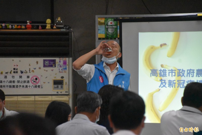 韓國瑜在餐會短暫停留，舉杯致意隨即離去。（記者蘇福男攝）