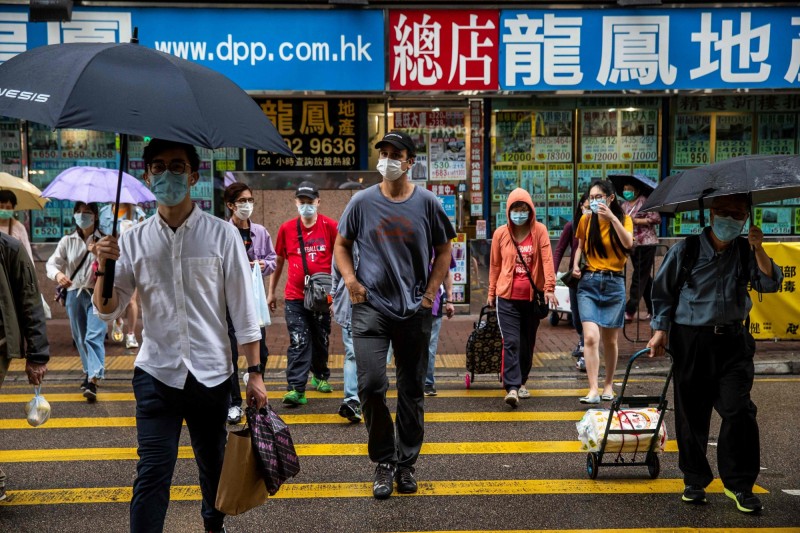 香港大學感染及傳染病中心總監何栢良表示，武漢肺炎疫情已達公營醫療的臨界點，像是進入「戰時狀態」。（法新社）