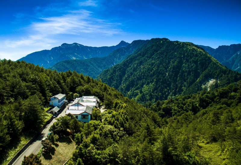 玉山國家公園擁有美麗壯闊山景，此為塔塔加遊客中心空拍圖。（楊湘文攝，玉管處提供）

