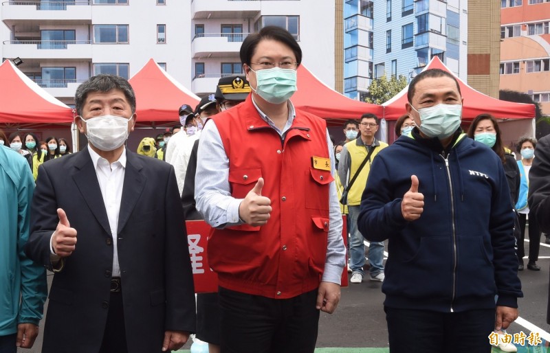 基隆市政府今日上午在仁愛區獅球路公有停車場舉辦「因應武漢肺炎社區感染超前部署社區防疫演習」中央流行疫情指揮中心指揮官陳時中、新北市長侯友宜也到場全程視察、觀摩。（記者劉信德攝）