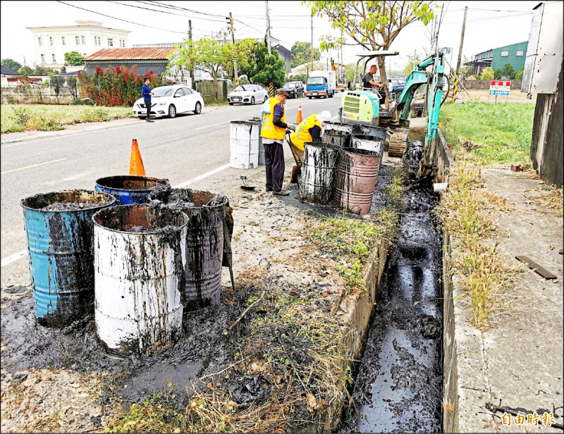 新化側溝遭倒廢油泥 兩天清逾10噸