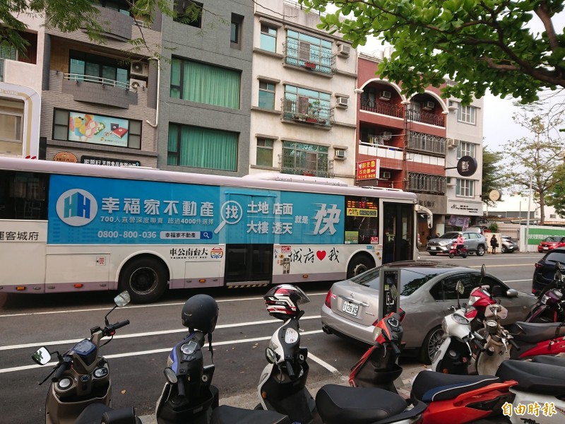 大台南公車將於4月9日起全面實施乘客戴口罩上公車，4月16日起若未口罩，公車司機可拒載。（記者洪瑞琴攝）