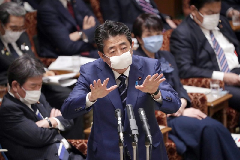 日本首相安倍晉三今天宣布，3日起台灣等73國旅客全面禁止入境日本。圖為安倍今天戴著口罩在國會答詢。（歐新社）