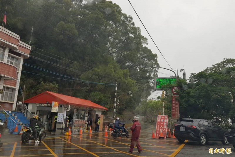 連假首日遇雨，屏東霧台約500輛車上山。（記者邱芷柔攝）