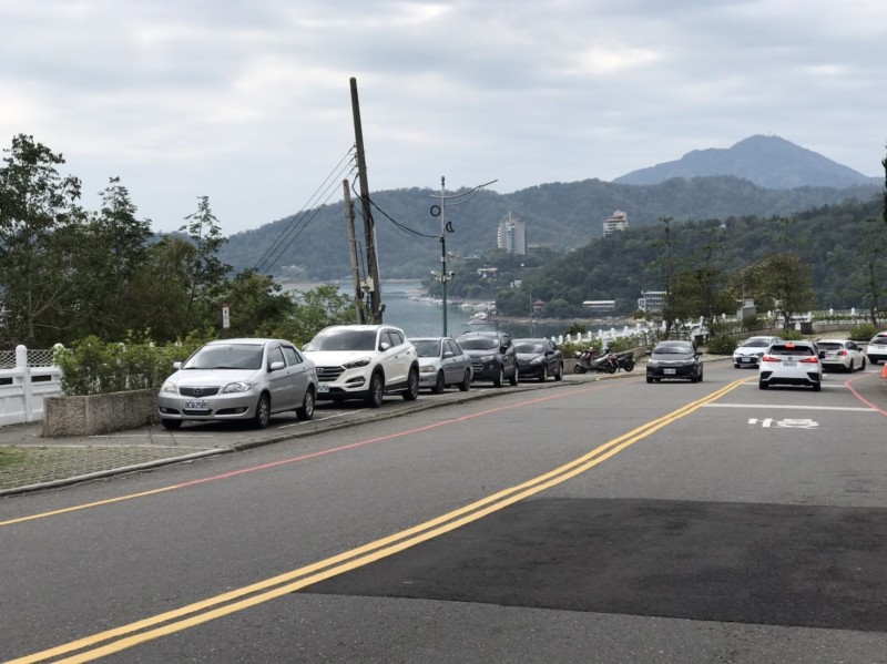 日月潭風景區受陰雨天氣影響，出遊車潮減少，預計天氣轉晴，還會有一波旅遊高峰。（記者劉濱銓翻攝）