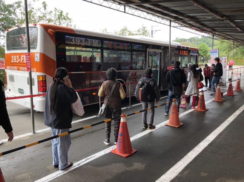 民眾排隊等候掃墓公車時，保持適當距離做好防疫。（首都客運提供）