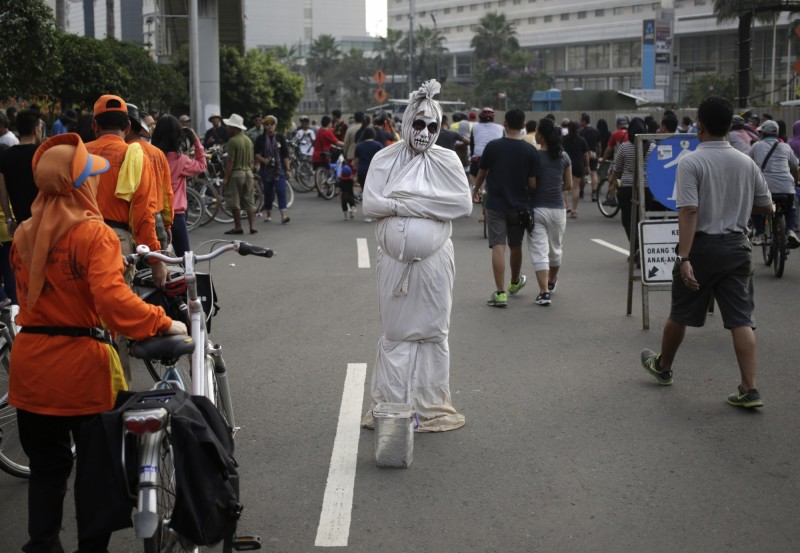 印尼青年扮成包頭殭屍（Pocong）守在村莊入口，希望藉此達到遏止村民夜間外出的效果。圖為殭屍（Pocong）示意圖，與新聞事件無關。（美聯社）