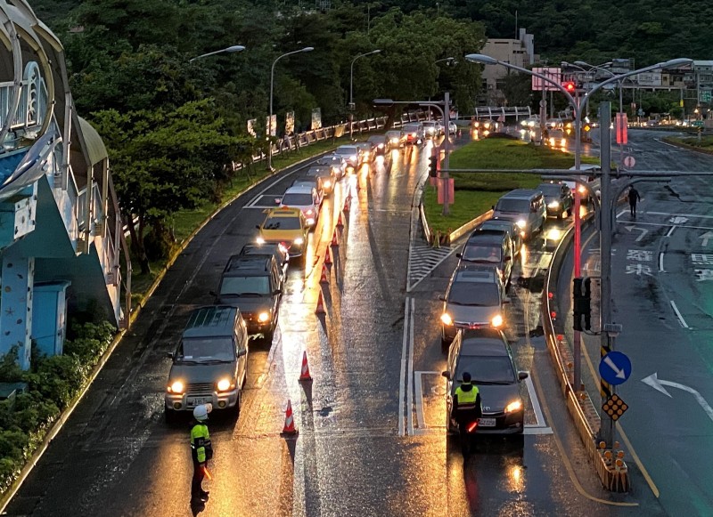 清明連假首日國道車潮比去年少17%。圖蘇花改首日南下車流爆大量，蘇澳市區清晨開始大塞車。（記者江志雄翻攝）