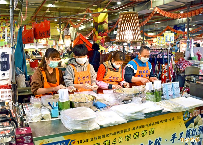 興國市場落實防疫，攤商在營業時間配戴口罩、進行市場環境及採買車消毒等。（記者李容萍攝）