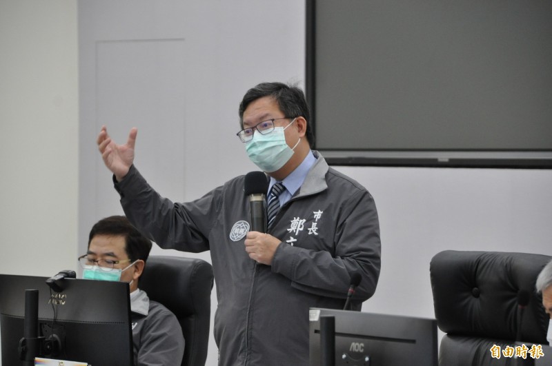桃園市長鄭文燦（右）主持桃園市政府防疫專案會議。（記者周敏鴻攝）