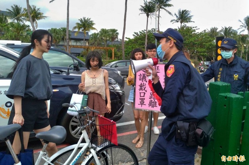 東部、墾丁旅遊人潮擠爆，當地醫師憂心萬一引發疫情，「醫療資源少、後果難想像」。（記者蔡宗憲攝）