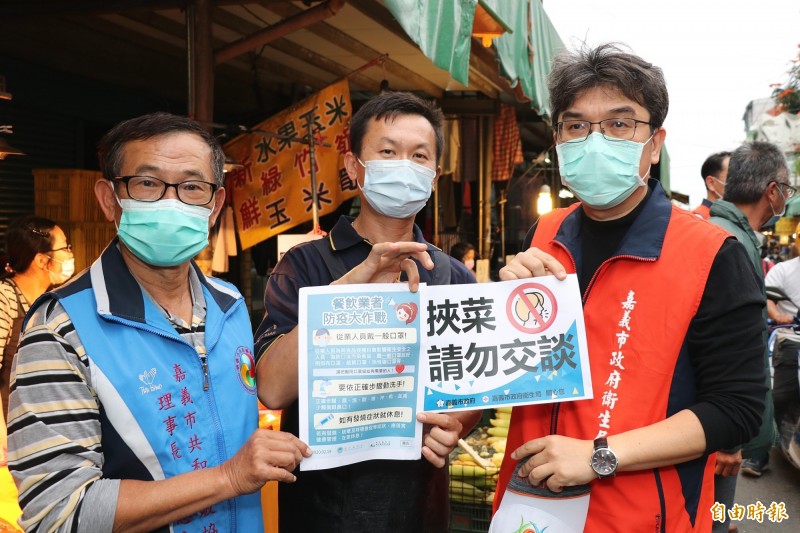 嘉市衛生局長張耀懋（右）在連假期間向餐飲業者宣導防疫作法。（記者丁偉杰攝）