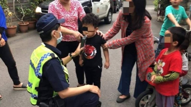 6歲小朋友騎腳踏車撞上特斯拉，警方對小朋友進行酒測。（楊姓車主提供）