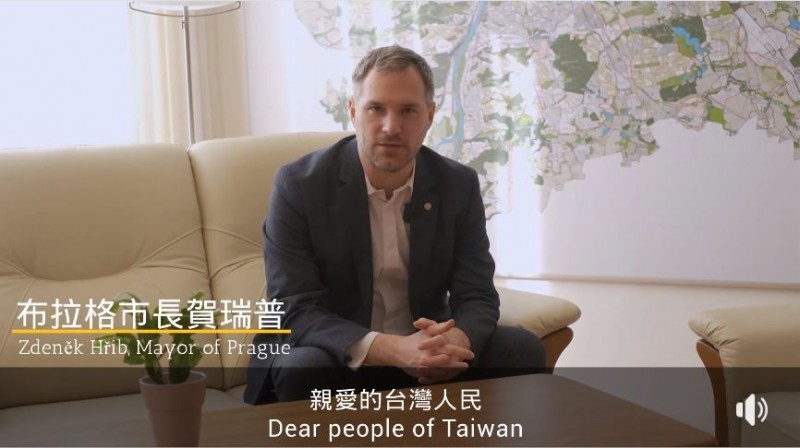 今（4）日外交部PO出捷克的感謝影片，友台的捷克布拉格市長賀瑞普（Zdenek Hrib）感謝台灣捐贈呼吸器，表示呼吸器將用來挽救生命，也提到未來要多與台灣有更多的合作。（圖擷取自外交部臉書）