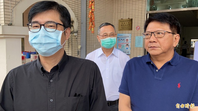 陳其邁前進屏東恆春的前進指揮所主持工作會報下達指示,已要求今晚墾丁夜市人潮眾多時,要管制進場人數,並實施人車分流,並指示加派警力支援。(記者蔡宗憲攝) 陳其邁前進屏東恆春的前進指揮所主持工作會報下達指示,已要求今晚墾丁夜市人潮眾多時,要管制進場人數,並實施人車分流,並指示加派警力支援。(記者蔡宗憲攝)