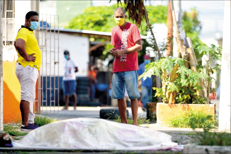 厄瓜多最大城市瓜亞基爾的武漢肺炎疫情嚴重，街上可見擺放數日的病逝者遺體。（法新社）
