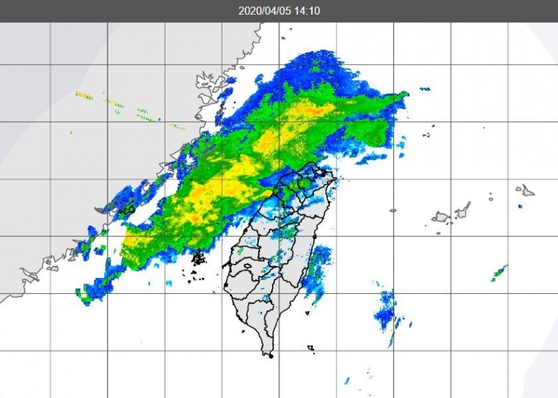 台灣颱風論壇表示，「令人憂鬱的收假雲雨帶」已在家門口了，再過1小時左右，北台灣就要再迎接陰雨天氣。（圖擷自中央氣象局）