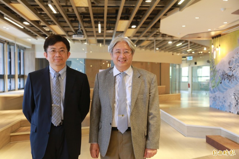 中山大學工學院院長李志鵬(左)、化學系教授謝建台獲108年度科技部傑出研究獎。(記者黃旭磊攝) 中山大學工學院院長李志鵬(左)、化學系教授謝建台獲108年度科技部傑出研究獎。(記者黃旭磊攝)