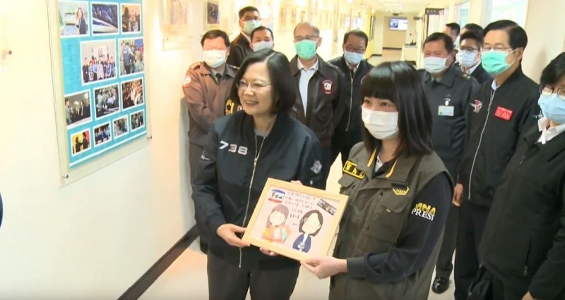 軍聞社記者陳映竹（右）致送總統親手製作的感謝卡片，總統也為她加油打氣，期許早日完全康復。（軍聞社提供）