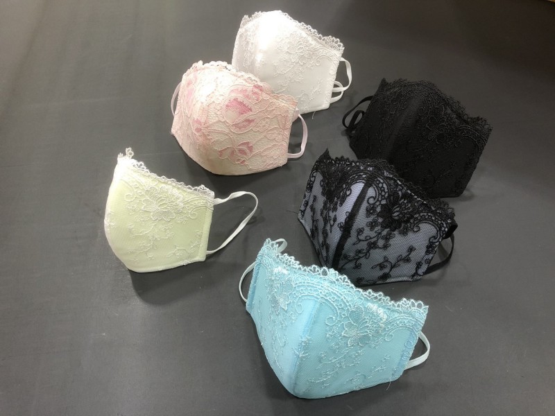 日本內衣製造商Atsumi Fashion推出「胸罩口罩」，其中包括外型精緻，明顯能看出胸罩設計的款式。（圖擷自AtsumiFashion＠Twitter）