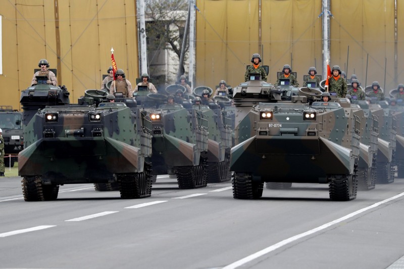 駐日美軍宣布，包括東京在內的關東地區所有美軍設施，都必須進入公衛緊急狀態。圖為駐日美軍和日本自衛隊的共同閱兵儀式。（路透）