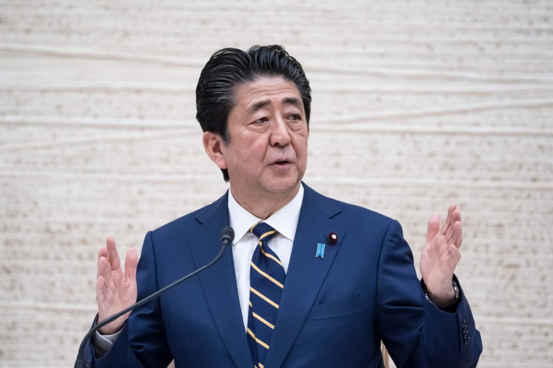 日本首相安倍晉三今（7）日晚間召開記者會，說明若照目前的感染速度，一個月後，全日本的武漢肺炎確診人數將由今天的四千多人暴增到八萬人，希望藉由緊急狀態宣言等措施減少人群接觸，降低傳染的機會。（法新社）