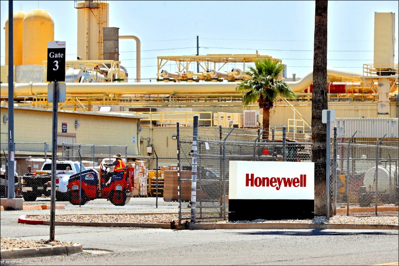美國口罩生產商Honeywell高層向白宮官員透露，該公司在中國的製造廠一月曾被中國禁止出口個人防護用品。圖為該公司在美國亞利桑那州鳳凰城的工廠。（美聯社）