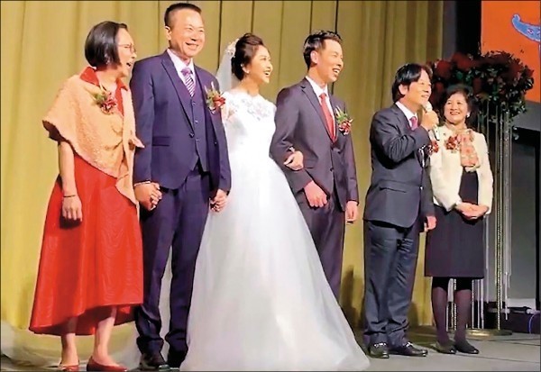 賴清德在兒子婚宴上祝福小倆口永浴愛河，幽默說「特別是早生貴子，這是身為爸爸的要求，也是行政院長的責任」，逗得全場哄堂大笑。（記者洪瑞琴翻攝）