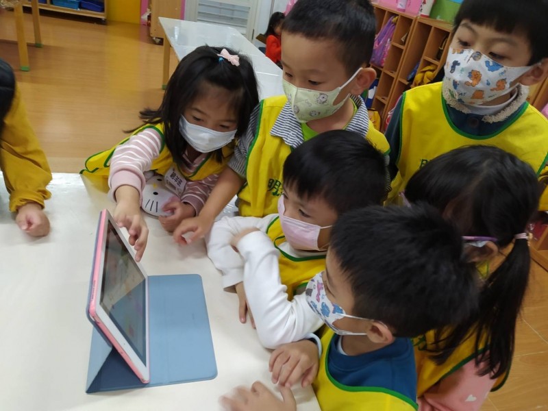 幼兒嘗試使用防疫APP學習新知。（新北市政府教育局提供）