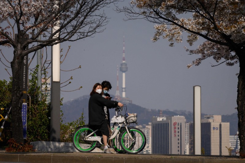 中國武漢肺炎疫情近日於南韓獲得控制，境內連續2天確診數落在50例以下。不過韓媒報導，今有些微上升，單日新增53人確診。示意圖。（法新社）