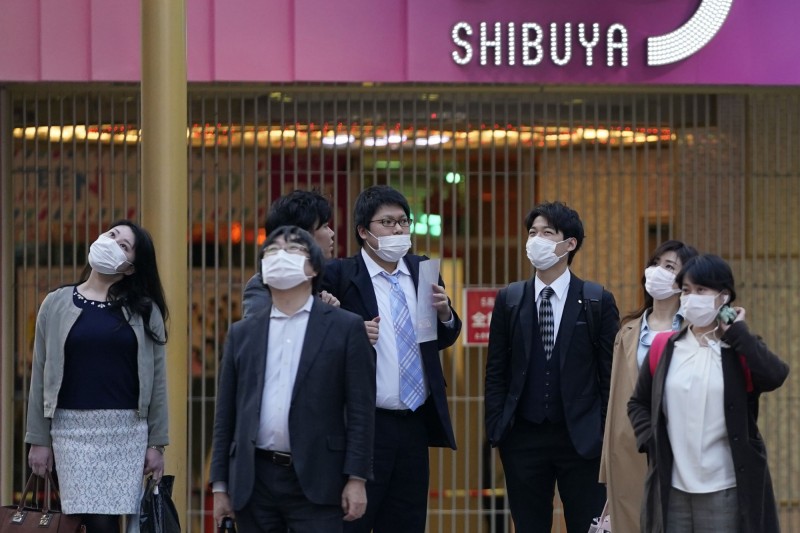日本進去緊急狀態首日新增的確診人數創新高，首度超過500人確診，又添7人死亡。（彭博）